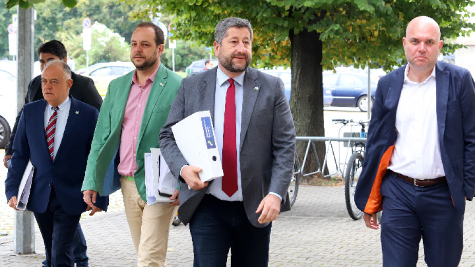 Демократична България се регистрира в ЦИК и за двата вида