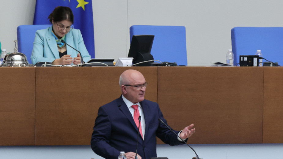 Депутатите изслушват служебният премиер Димитър Главчев във връзка с повишаването на пенсиите от 1 юли.