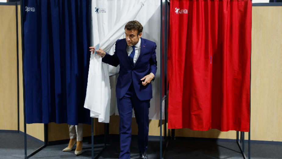 Кандидат-президентите на Франция Еманюел Макрон и Марин льо Пен гласуваха