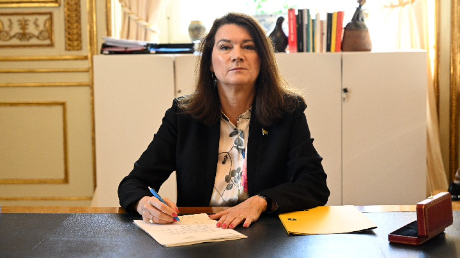 Швеция подписа официално искане за присъединяване към НАТО, ден след