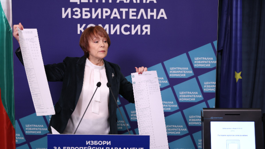 Заместник-председателят и говорител на ЦИК Росица Матева представя бюлетините за предстоящите избори на 9 юни.
