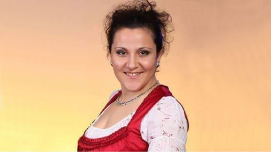 Песента Кажи ми мале“ е новият музикален подарък от Женя