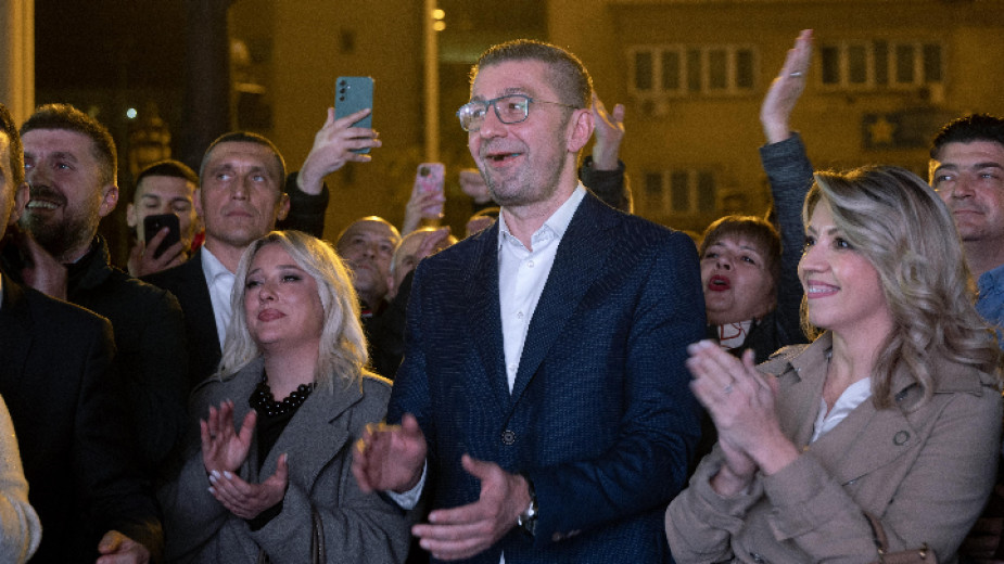 Премиерът и лидер на ВМРО-ДПМНЕ Християн Мицкоски, съпругата му Роза (вдясно) и привърженици приветстват новините за изборната победа.