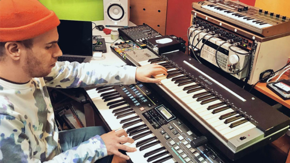 Музикалният продуцент (Боян Бойчев) гостува в Радиокафес най-новия си краткосвирещ