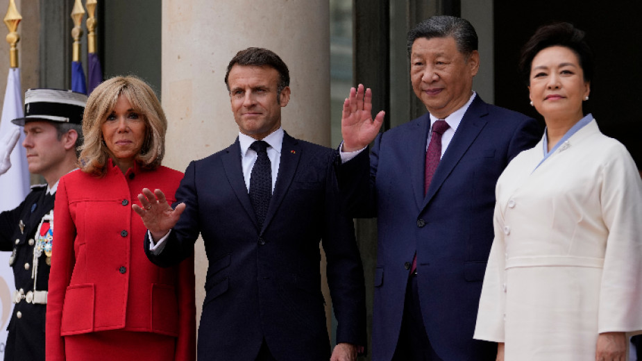 Френският президент Еманюел Макрон и съпругата му Брижит Макрон, вляво, и президентът на Китай Си Цзинпин и съпругата му Пън Лиюан позират на стълбите на Елисейския дворец, 6 май 2024 г.