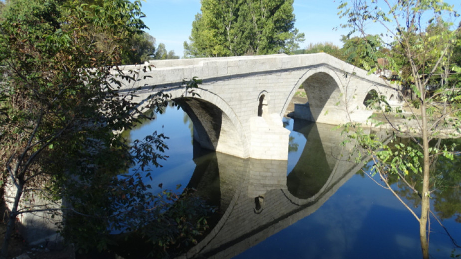 Художественото осветление на историческия Кадин мост на река Струма, построен