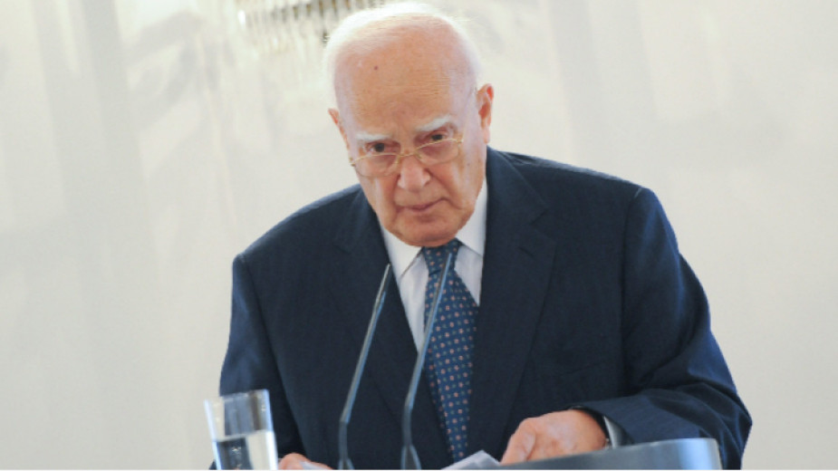 Πέθανε σε ηλικία 92 ετών ο πρώην πρόεδρος της Ελλάδας Κάρολος Παπούλιας.