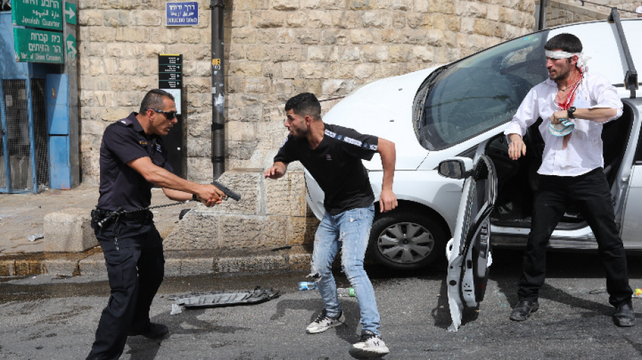 Трета поредна нощ на сблъсъци между палестинци и израелската полиция