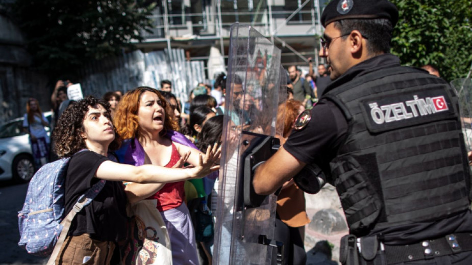 Полицията в Истанбул предотврати шествие в защита на правата на