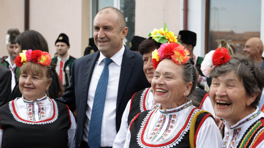 Президентът Румен Радев ще посети град Раковски и село Белозем.