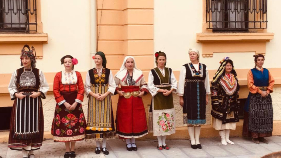 Автентични носии от всички райони на Бургаска област бяха представени