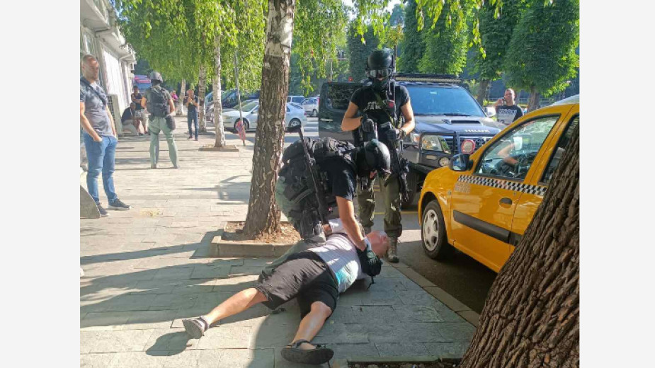 Засилено полицейско присъствие и арести шокираха днес Бургас, Карнобат и