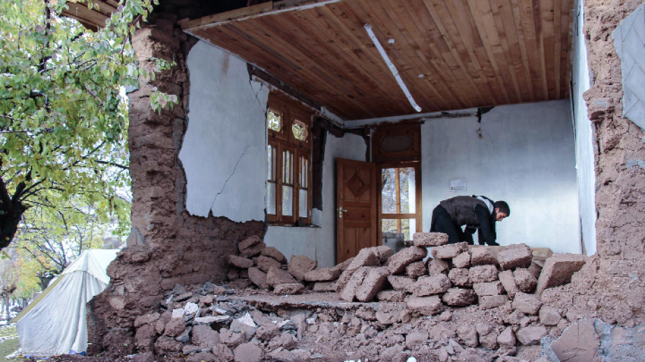 Най-малко 12 души са загинали при силното земетресение от 5,6