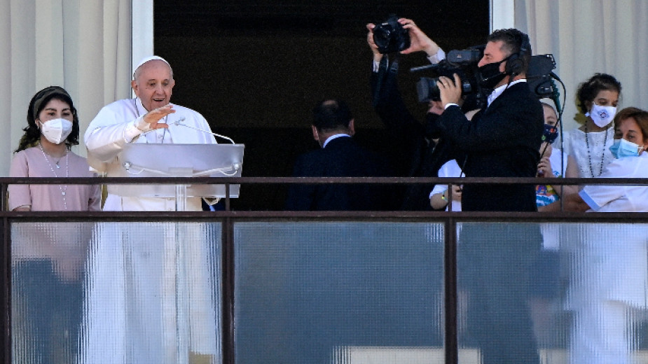Папа Франциск се появи пред вярващи за първи път след