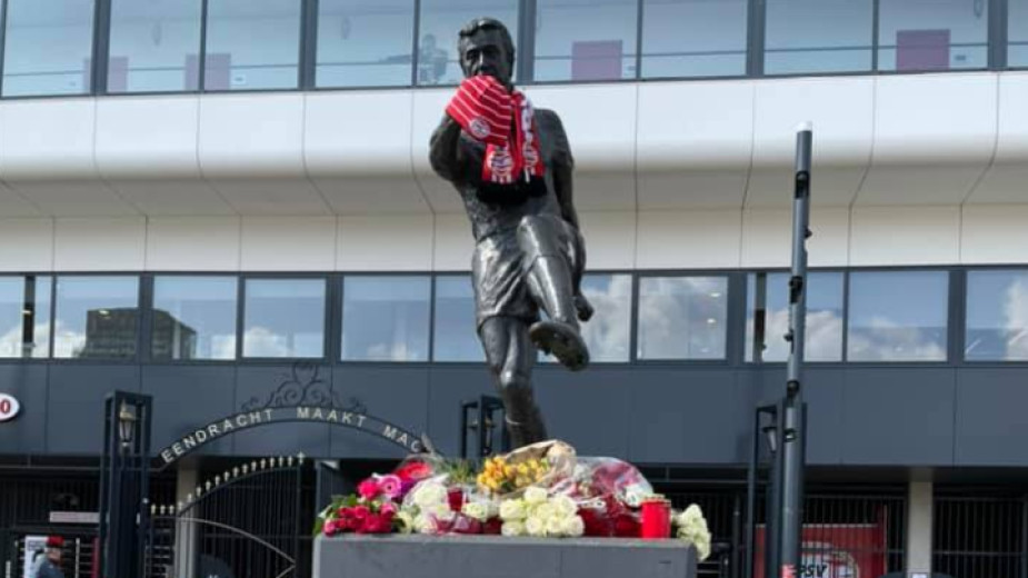 Феновете отрупаха с цветя и шалчета статуята на нападателя пред стадиона на ПСВ.