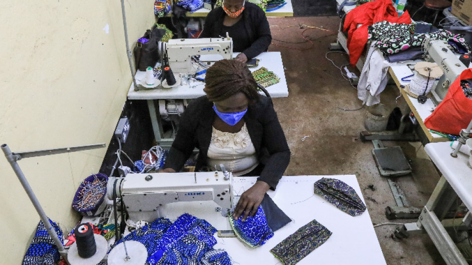Изработка на маски в Найроби, Кения.