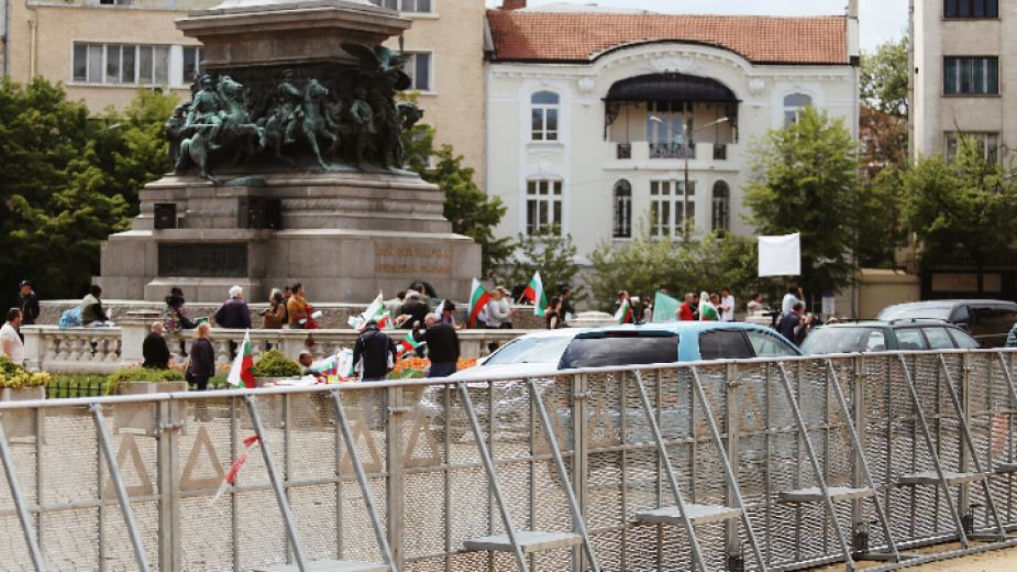 Пред Народното събрание се събраха  протестиращи срещу решение за предоставяне