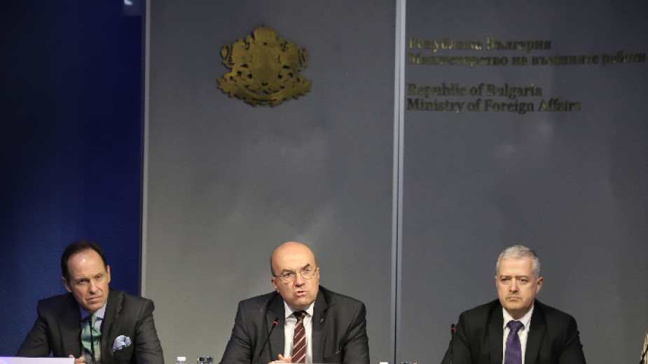 Министърът на външните работи Николай Милков (в центъра), зам.-министърът на външните работи Костадин Коджабашев (вляво) и председателят на работна група 