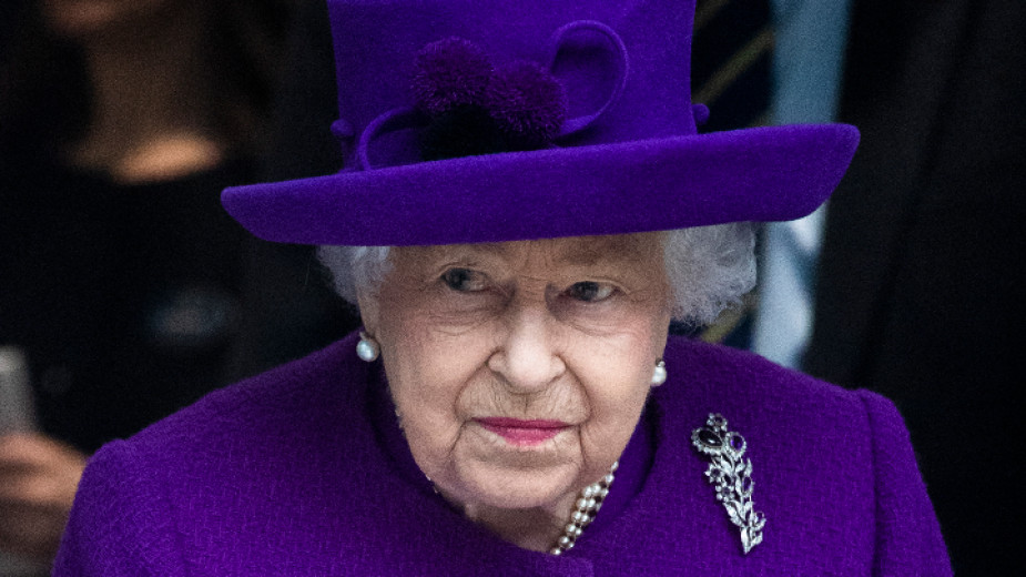 Британската кралица посети изненадващо метростанцията Падингтън в Лондон, за да