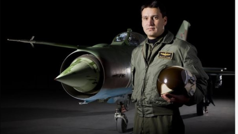 Майор Валентин Терзиев пред самолет МиГ-29