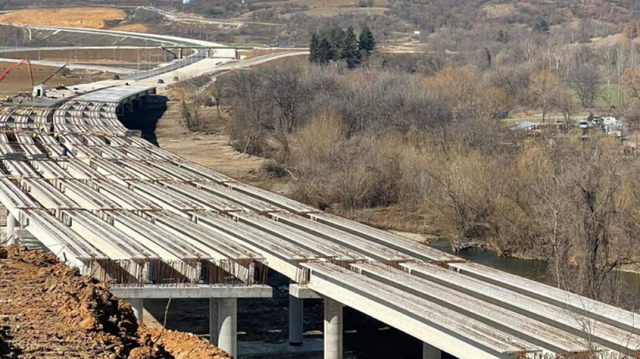Дейностите по изграждането на автомагистрала Хемус“ в отсечката между Боаза