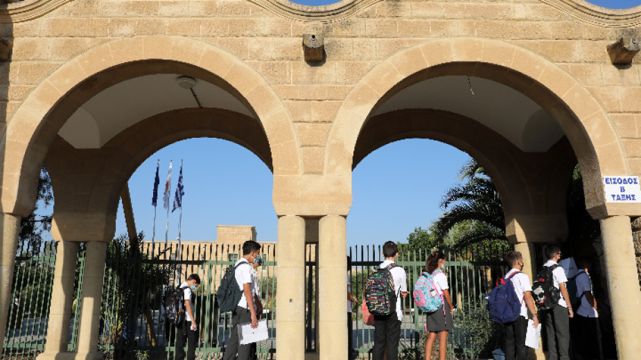 Училищата в Кипър се отварят за присъствени занятия с рекорден