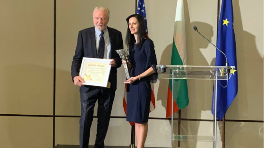Джон Войт получава специалната награда на българския консул в Лос Анджелис