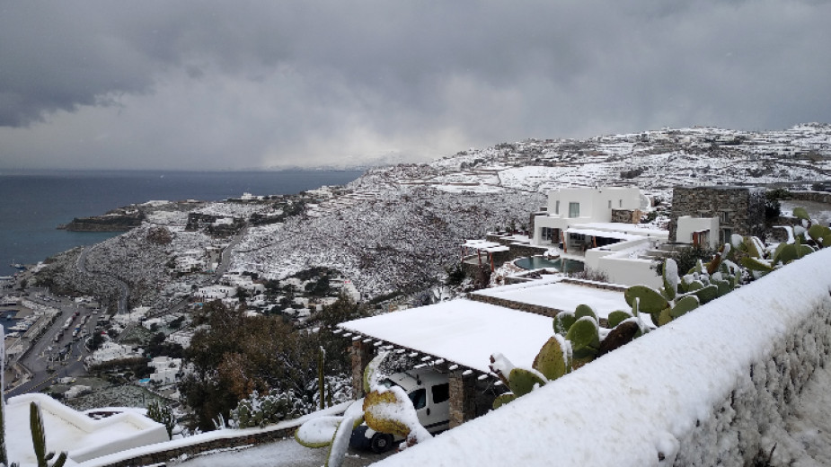 Студеният циклон със сняг и ниски температури достигна до Атина. Изискват
