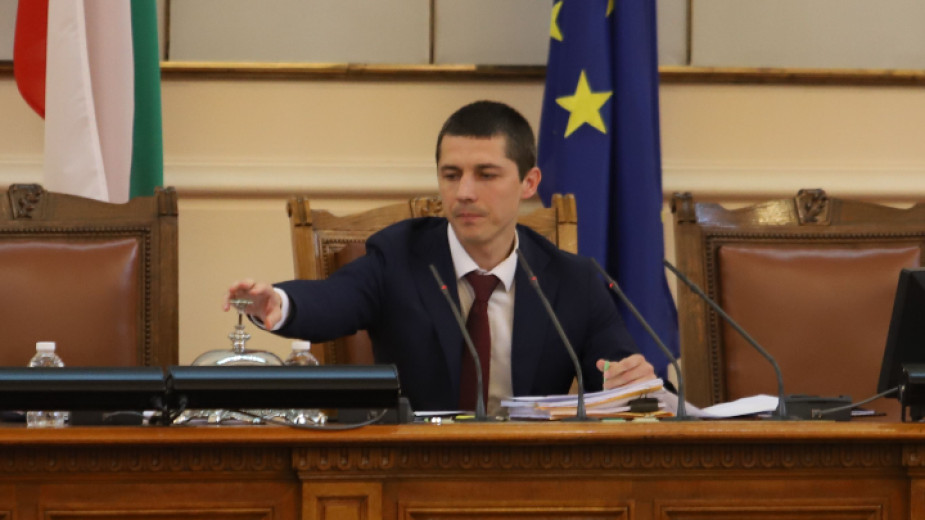 Решението бе на временно изпълняващия длъжността председател на Народното събрание Мирослав Иванов