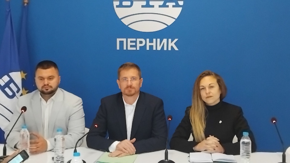 Димо Дренчев /в средата/