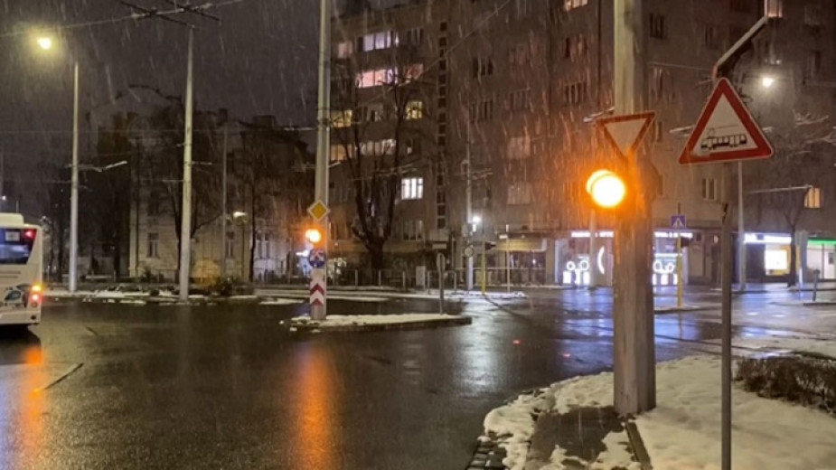 Допълнителна светлинна сигнализация е изпълнена на кръстовището на площад Руски