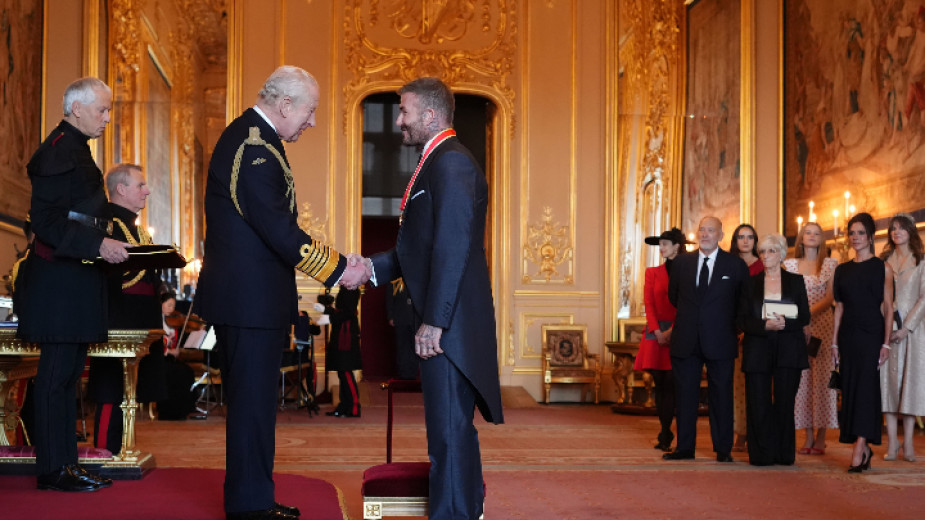 Сър Дейвид Бекъм е посветен в рицарско звание от британския крал Чарлз III на церемония в замъка Уиндзор, Англия, 4 ноември 2025 г.