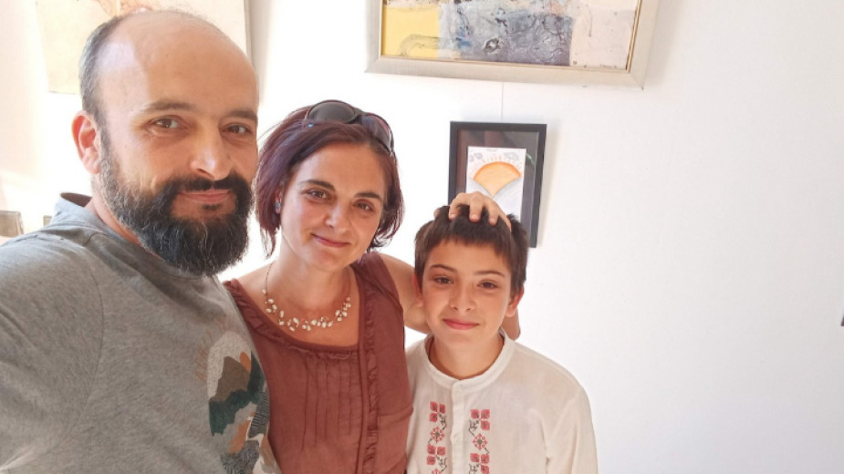 Бойко и Миглена Цвяткови и 14-годишният им син живеят в село