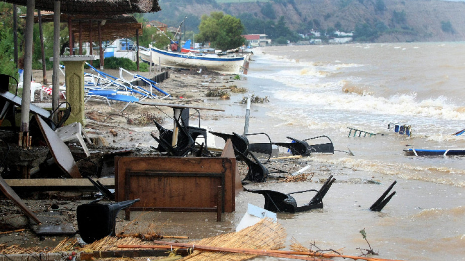 Един човек загина при наводнения в района на Солун, които