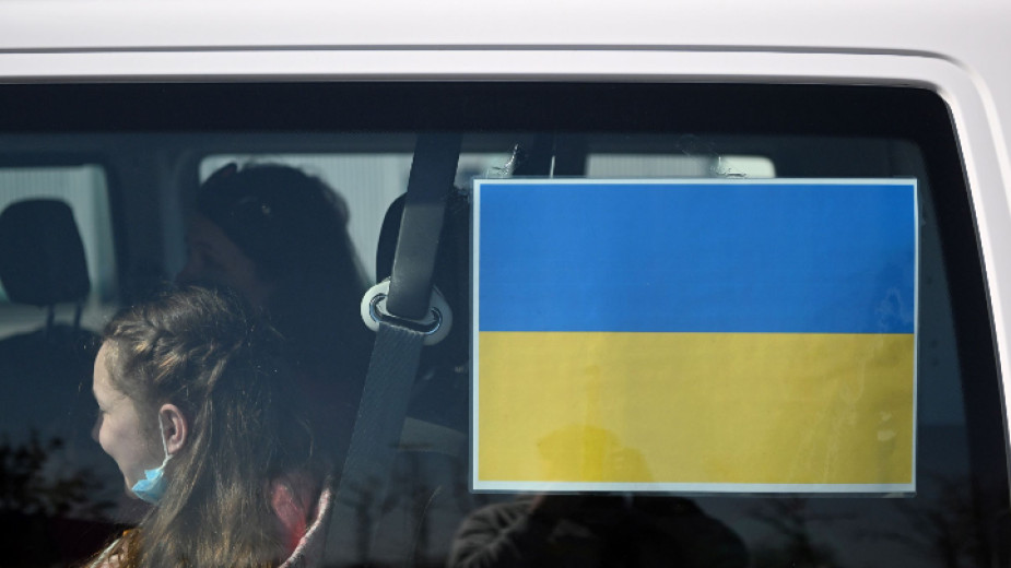 Докато хиляди българи помагат на украинските бежанци, като ги приемат