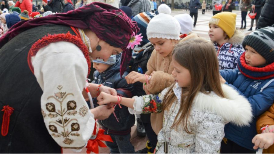 Баба Марта връзва мартенички на децата в Благоевград - Новини