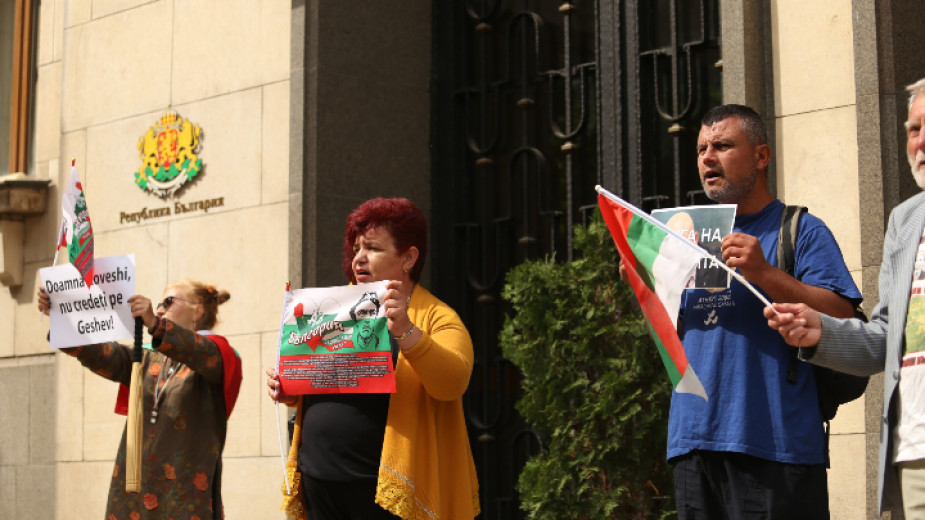 Протестиращи с искане за оставка на главния прокурор се преместиха