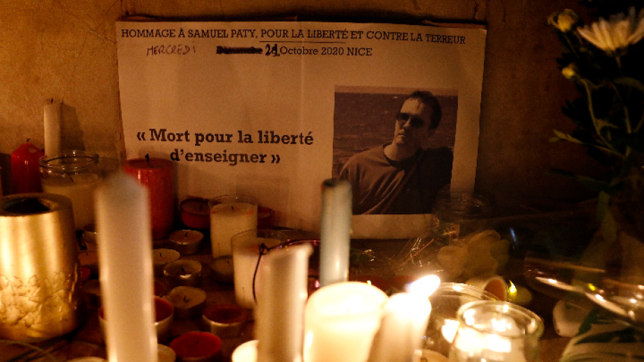 Франция отдава почит на учителя Самюел Пати, който преди една