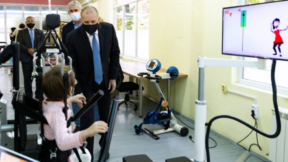 Президентът Румен Радев посети специализираната болница за рехабилитация Св. София“.