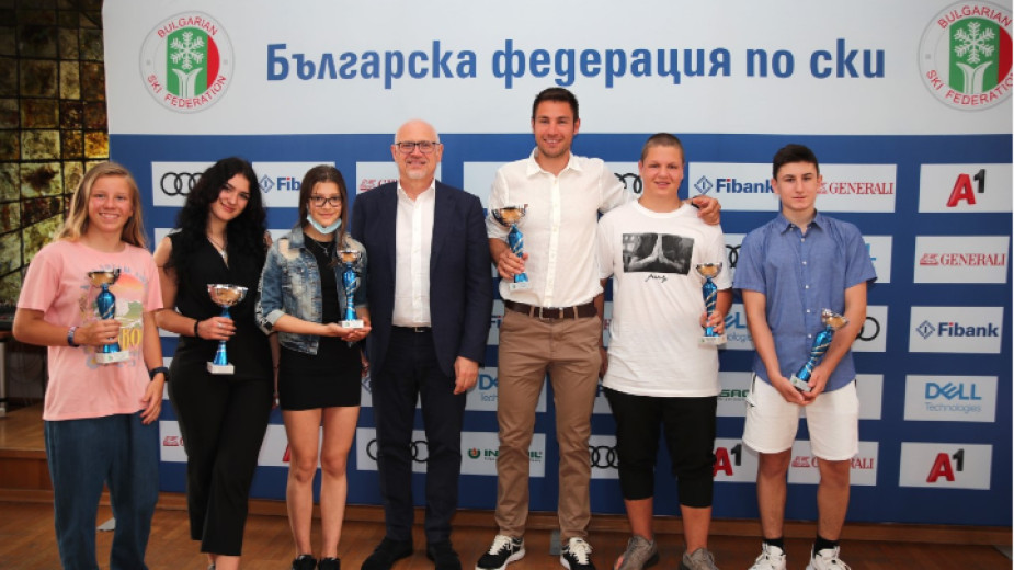 Българската федерация по ски награди днес най-добрите състезатели в четирите