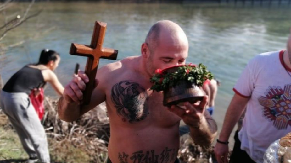 39-годишният Величко Матев извади кръста от река Вит край Плевен. Над