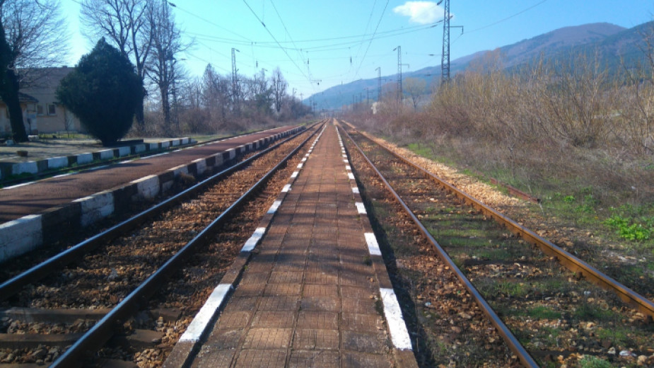 Продължават аварийните разкопки в близост до железопътната линия София -