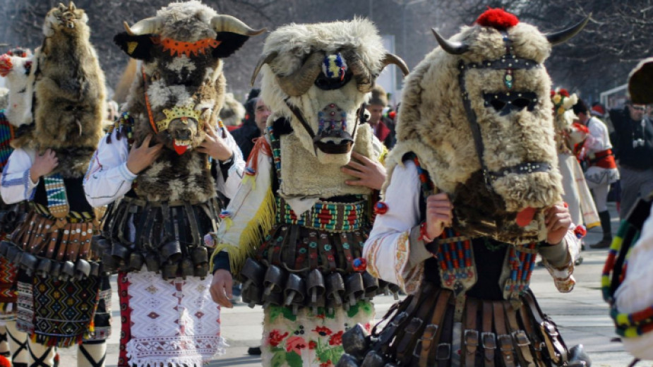 Πάνω από 10.000 Βαλκάνιοι κούκερ και σουρβακάρ διώχνουν το κακό στο φεστιβάλ Πέρνικ