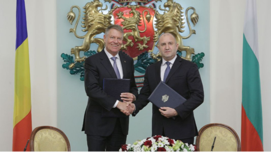 Rumen Radev and Klaus Iohannis at the signing of a political declaration on strategic partnership between Bulgaria and Romania (Sofia, 15 Mar 2023)