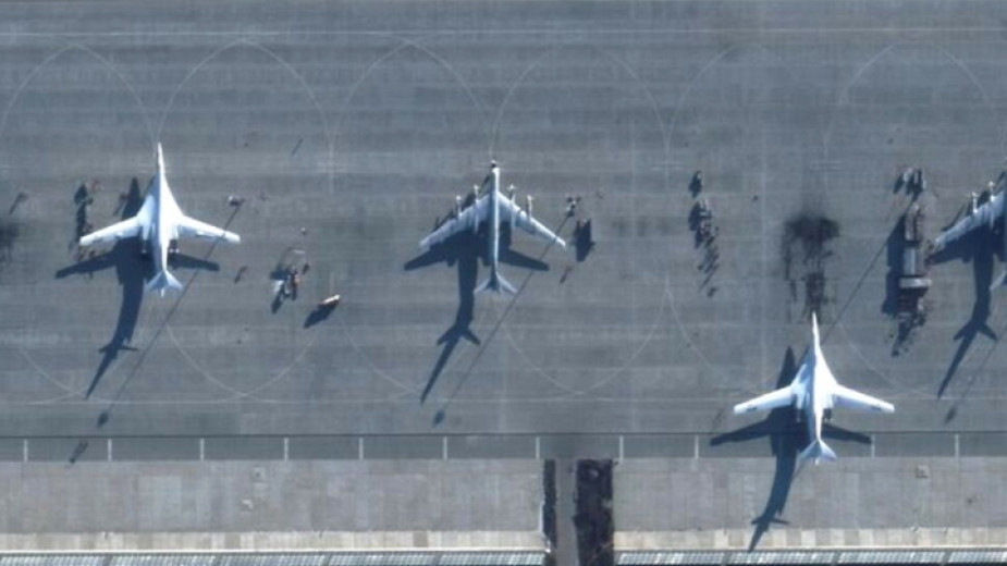 Сателитна снимка показва руски бомбардировачи на военното летище Енгелс в Саратовска област на Русия, поразено след успешна украинска атака с дрон на 4 декември 2022