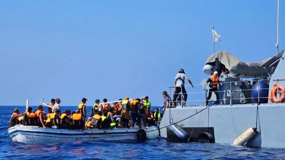 Операция по спасяване на мигранти източно от Кипър.