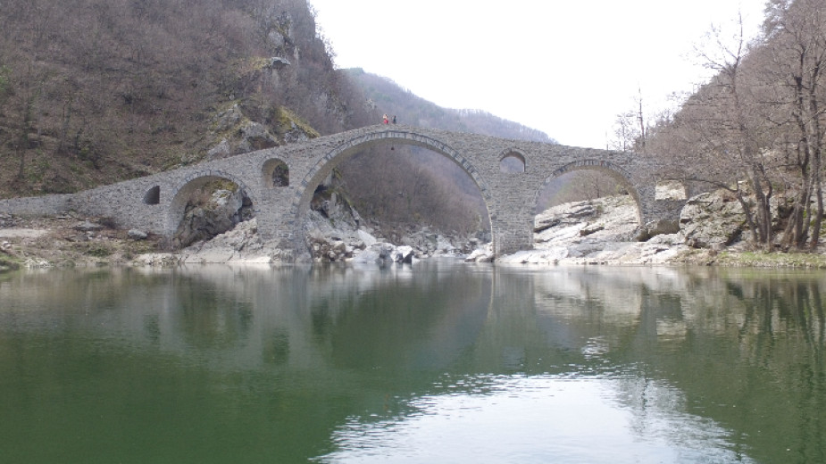 Дяволският мост на река Арда е в живописен пролом на около 10 километра северозападно от град Ардино, близо до село Дядовци и недалеч от село Латинка.
