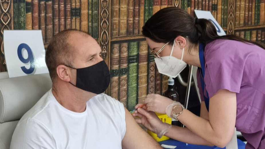 Президентът Румен Радев си е сложил подсилваща доза ваксина. Това