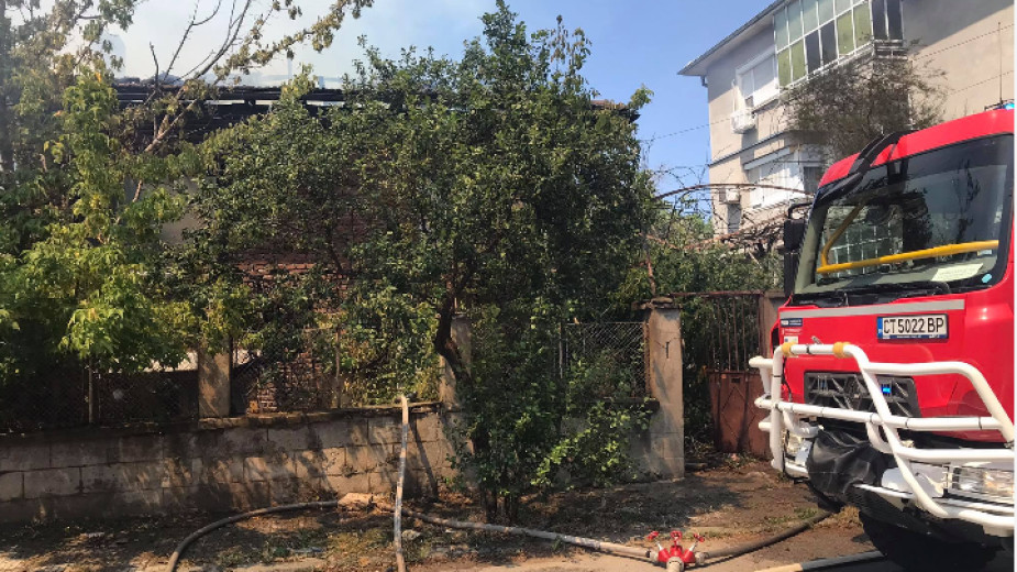 Пожар изпепели покрива на къща в централната част на Казанлък.