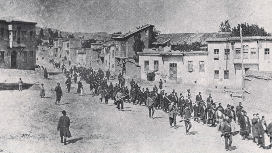 Арменско цивилно население ескортирано от османски войници към затвора в Мезире, април 1915